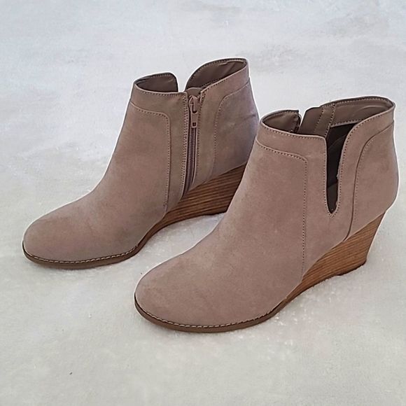 Madden Girl Greteel Wedge Bootie 8.5 Womens Hidden Heel Beige Closed Toe 3 Boho - Picture 2 of 14